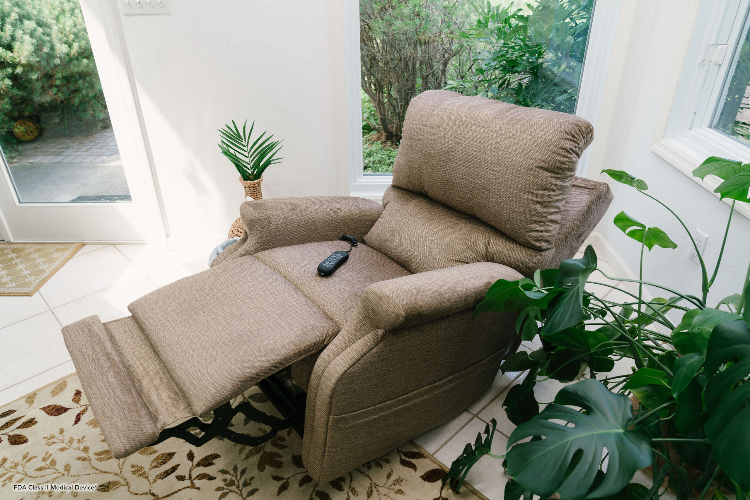 Adjustable lounge chair with remote control